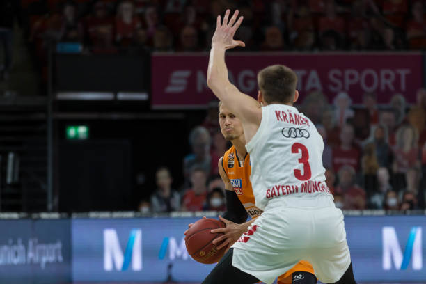 更是在法律 更是在法律