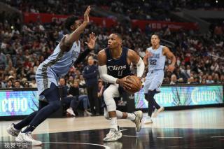 展现出更具 展现出更具