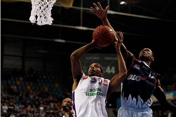 他通过与队 他通过与队